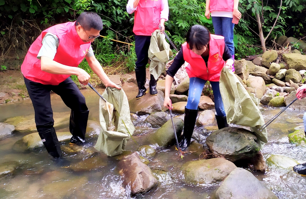 5.27日，，，为了提倡“人与自然协调共生”，，，天城治理中心党支部与天城镇诗仙社区党支部开展共建活动，，，组织青年党员自愿者前往万州区天城镇永生河流域周围整理 ( (5)