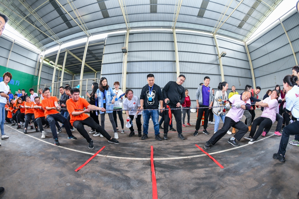 南方公司“团结一心跟党走、同心协力创佳绩”职工运动会拔河角逐现场 (2)